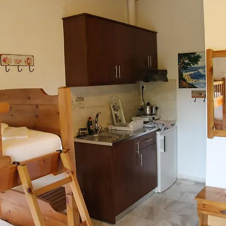 Patroudis House アパート